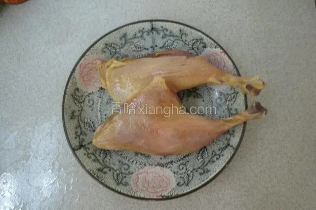 腊鸡腿用温水洗干净。