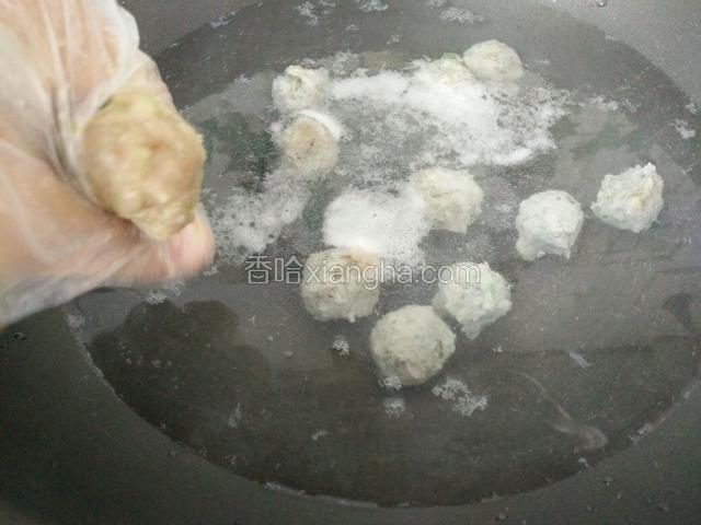 我是用一只手下的丸子，就是用大拇指跟食指的虎口。