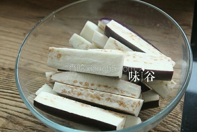 茄子洗干净后切成条。