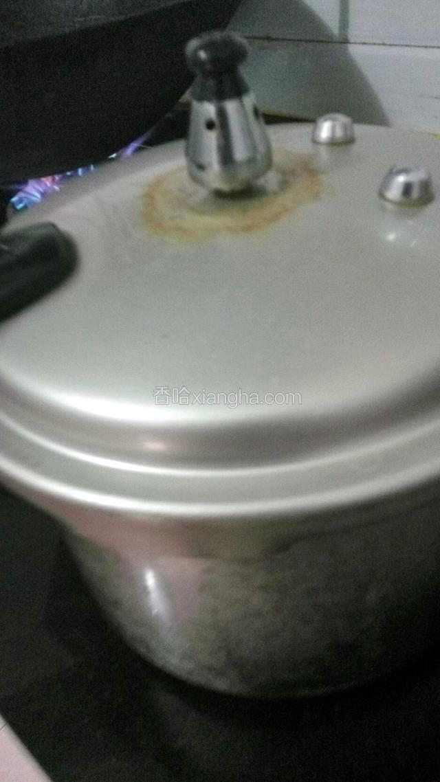 中午剩下的鸡汤和黄豆一起倒高压锅中压5分钟，焖十分钟。