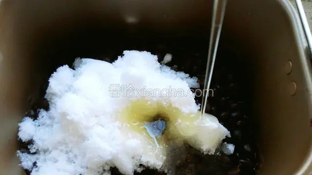 加入糖和玉米油，启动面包机“果酱”程序（没有面包机就用炒锅炒，炒至没有水分即可）
