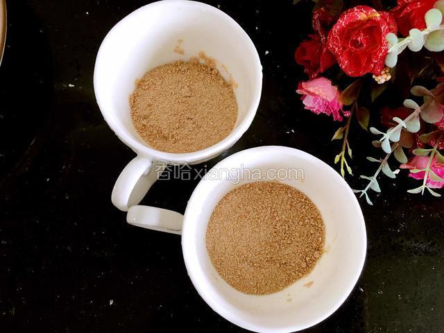 奶茶粉放入杯中。