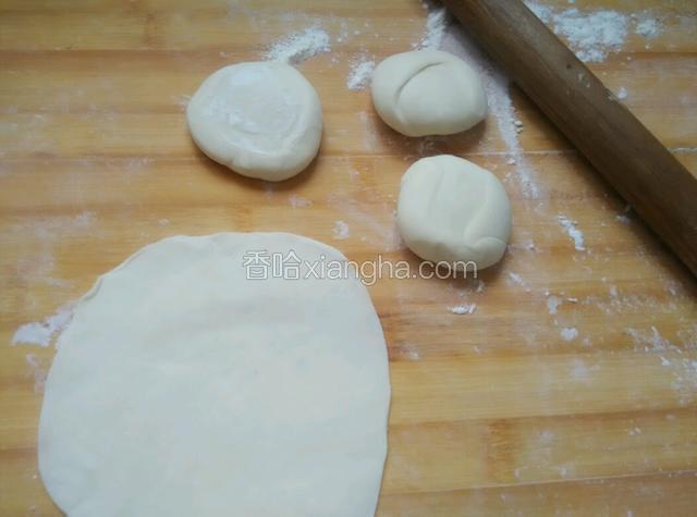 面团做成剂子，擀成小圆饼