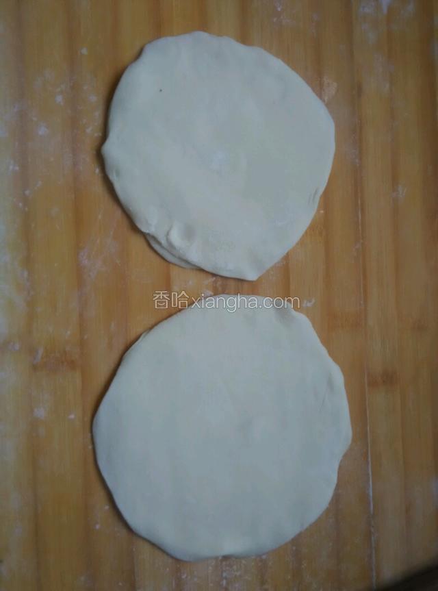 两个摞起来，继续擀成饼