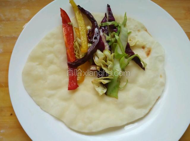 饼熟揭开，放入蔬菜丝