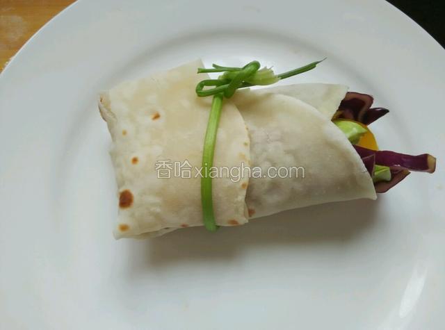 卷起来，系上香菜