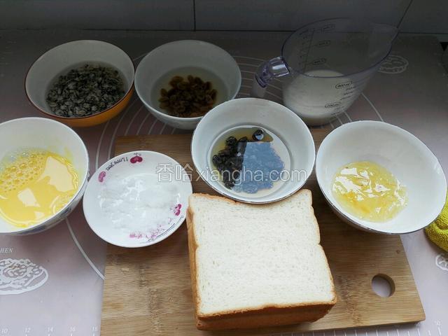 准备食材，面包片，鸡蛋，蓝莓和葡萄干，黑燕麦，牛奶，柚子蜜，白糖备齐，蓝莓，葡萄干和黑燕麦提前用清水泡软备用
