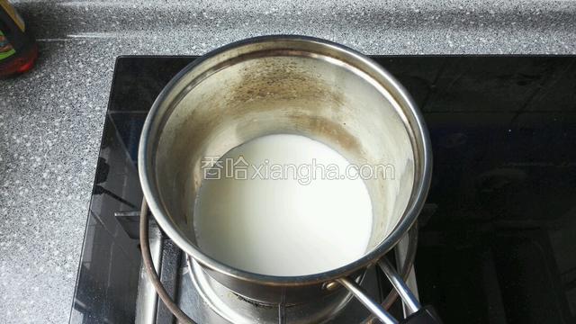 牛奶加入白糖，小火融化白糖微开离火放凉
