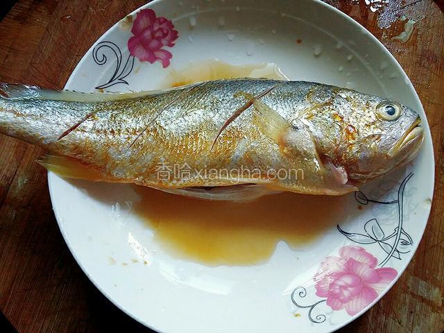 黄瓜鱼杀好洗净！上下斜划三刀，抹上少许盐，生抽，料酒腌渍入味