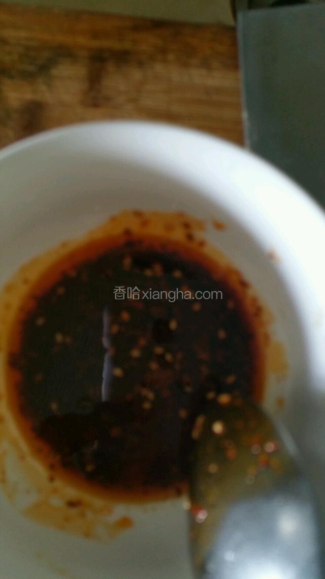 红油加入适量糖，盐，香醋，生抽拌匀