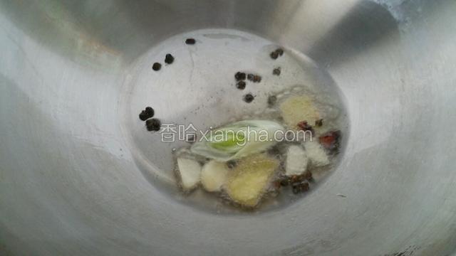 锅中加入适量油，放入麻椒，大料，葱姜蒜片小火烧开