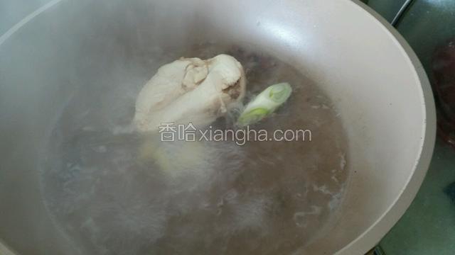 鸡胸肉洗净放入锅中加入适量水，放入葱姜蒜，花椒，大料，料酒煮熟