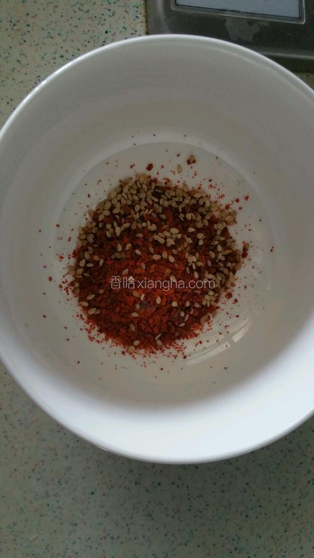 碗中加入适量辣椒粉，芝麻