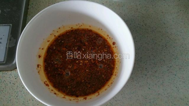 锅中油烧热后去除麻椒，葱姜蒜倒入辣椒粉中炸成红油