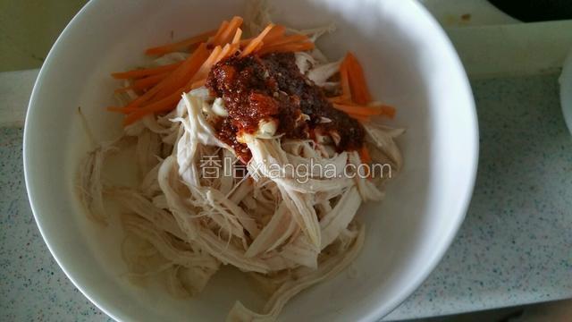 调好的红油倒入鸡丝拌匀即可食用