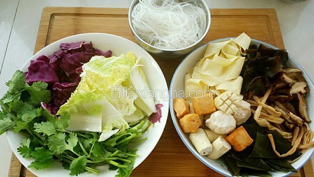 准备好所需食材:蔬菜洗净，粉丝、木耳、黄花菜、香菇都要提前泡发。