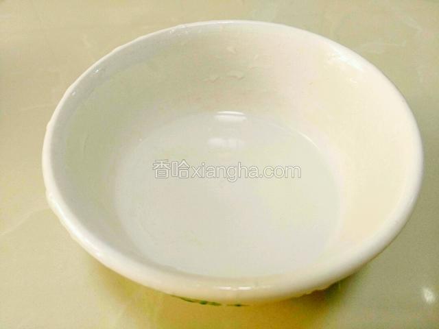 取一碗，倒适量白酒，适量料酒。