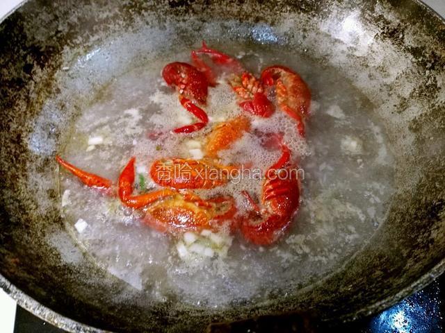 开锅焯水小龙虾，几分钟后捞出。