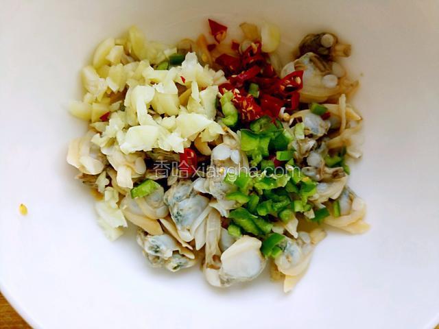 装入碗中加入青红椒末，蒜末。