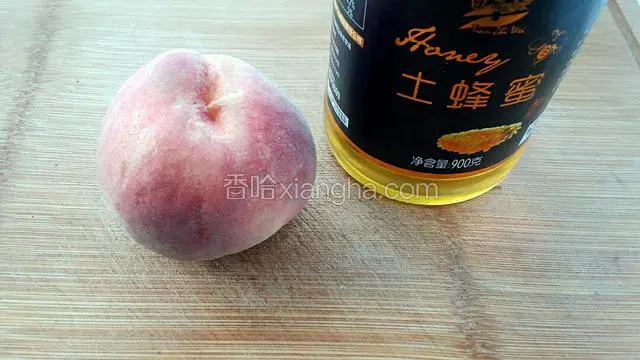 准备食材，把桃子表面清洗干净。