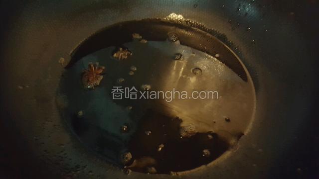 按照上面的比例把凉油，醋，白糖放入锅内，中火煮开，白糖化开后就可以关火冷却了！