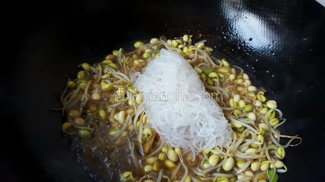 把粉丝放进去，小火慢慢煮大约10分钟左右！尝尝黄豆熟了没有！不熟再继续煮5分钟！