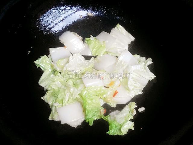 锅中加少量的油放入蒜和辣椒煸香后放入白菜段