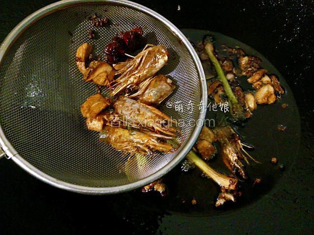 大概熬制20-30分钟至所有材料变黄即可捞出丢弃只留油，料油就熬好了，盛出备用。


这里熬出来的料油可以做两次烤鱼，也可以用来做香锅，干锅之类的。