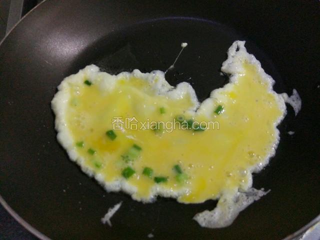 另外把鸡蛋煎熟，
