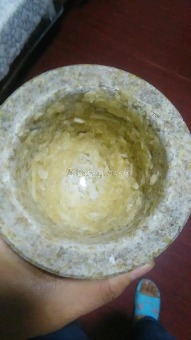 大蒜捣成泥。