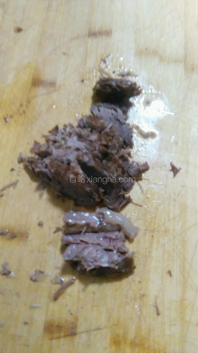 驴肉切成和黄瓜大小的小块。