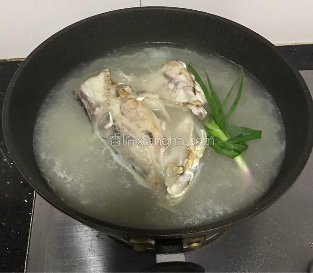 放入姜片爆香，亨入少许料酒去腥，然后加入适量开水，放入葱，大火烧开滚5分钟。