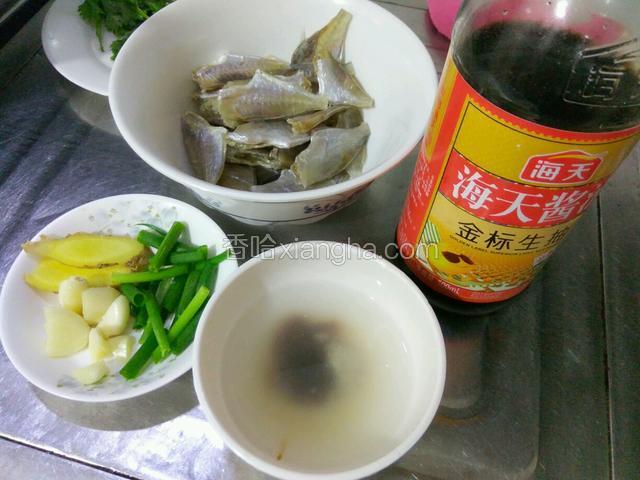 鱼泡好，准备蒜姜葱，蚝油鸡精，酱油，三匙的水