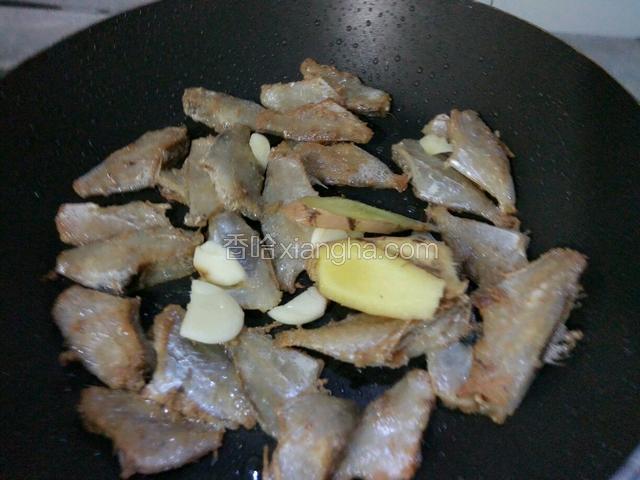 炒制金黄色下蒜姜下去炒出香味