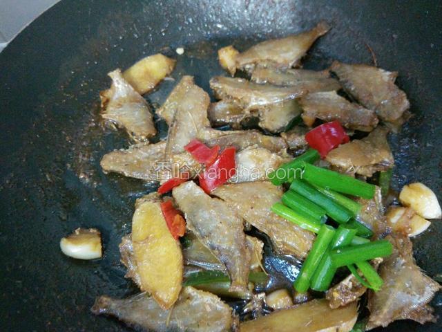 焖煮入味收干汁加入辣椒和葱段翻炒一下关火