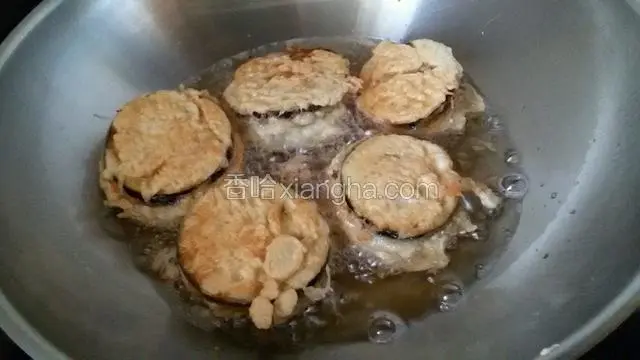炸至两面金黄捞出。