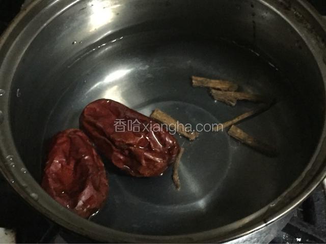 锅里烧开水，加入红枣，当归熬10分钟左右