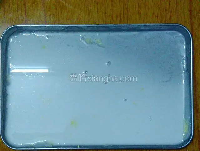 倒入一层薄薄的米桨