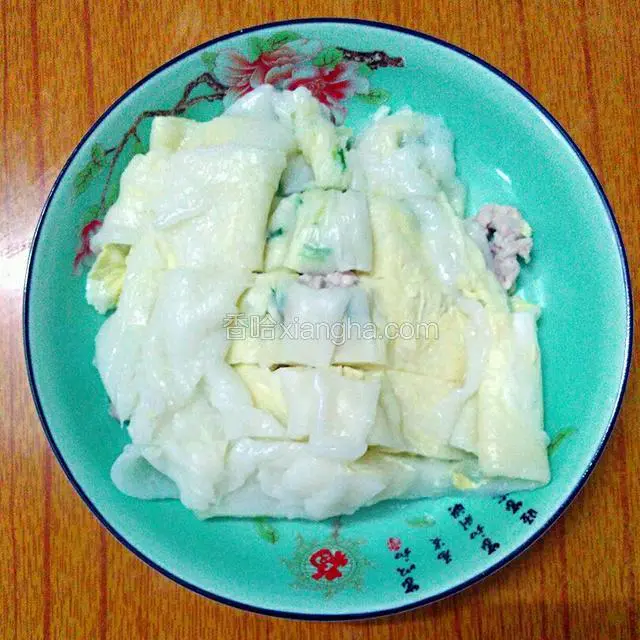 放入盘中.用刮刀切几下好方便酱汁入味
