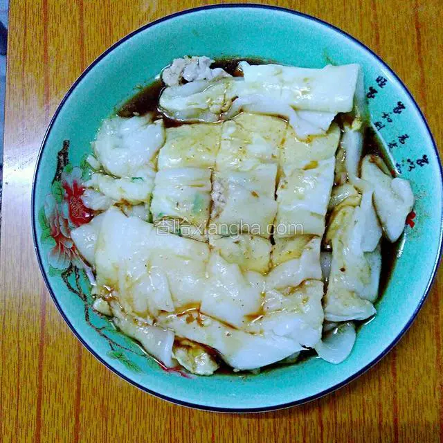 把酱汁淋在肠粉上