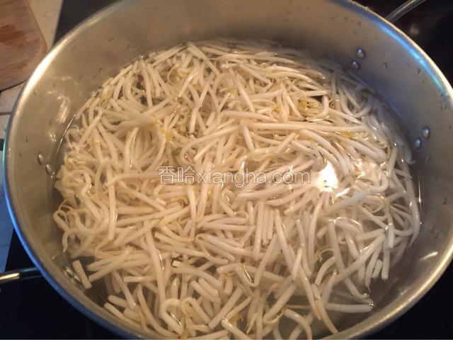 用清水洗干净豆芽菜，锅中放水烧开，把豆芽菜放锅里搅拌均匀匀关火浸几分钟。