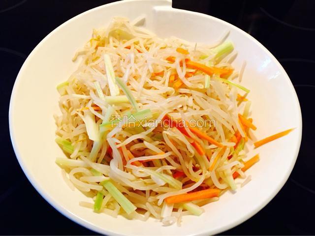 滤干水份的豆芽放入一个大碗中，将红萝卜和西芹菜切段再切成丝同时放入大碗中。