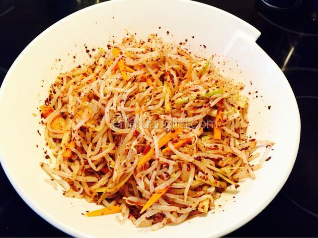 按照个人的口味进行放调味料少许韩国辣椒粉，盐，鸡精，蔴油将其搅拌均匀就可以上盘了。