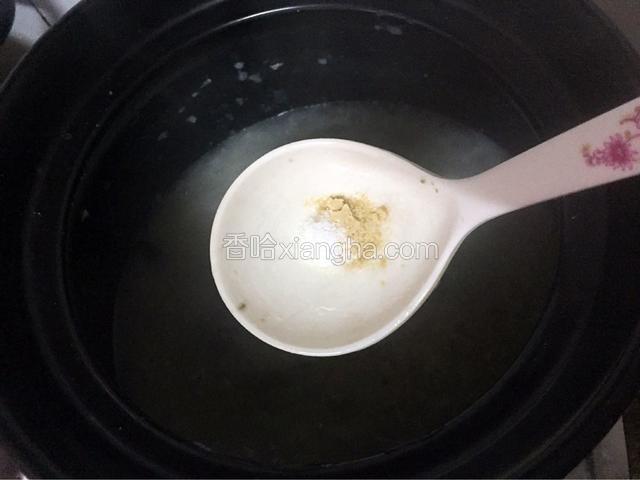 加入适量的盐和鸡精调味