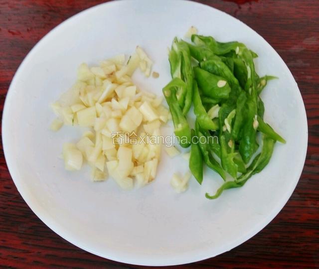 蒜瓣切成蒜丁，尖椒切丝