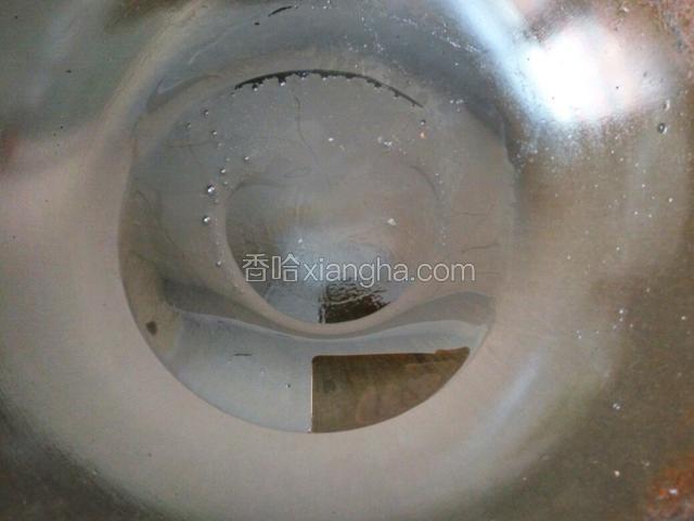 锅里放油