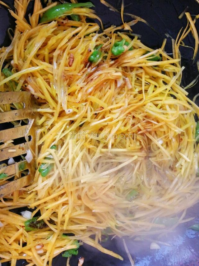 翻炒片刻放少许醋