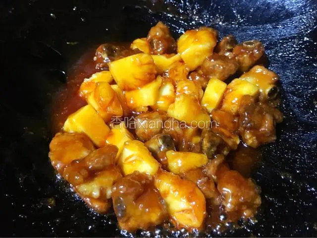 翻炒均匀把酱汁都包裹住即可出锅