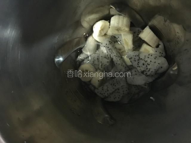 放入豆浆机加入少许的水和少许的蜂蜜