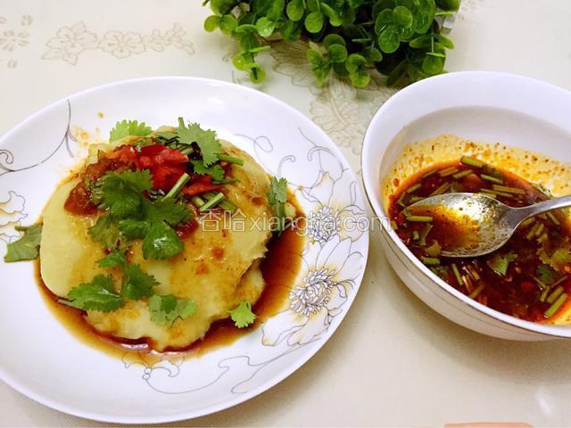 混合后一起倒入拿糕边上，蘸食。好好吃的农家风味！